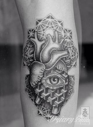 Rysunki na skórze o nadzwyczajnym poziomie szczegółowości. Tatuaże wykonywane misternie stawianymi kropkami, które tworzą niezwykłe obrazy dotwork - zarówno standardowe jak i wizje artystyczne. 