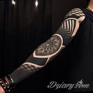 Rysunki na skórze o nadzwyczajnym poziomie szczegółowości. Tatuaże wykonywane misternie stawianymi kropkami, które tworzą niezwykłe obrazy dotwork - zarówno standardowe jak i wizje artystyczne. 
