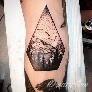 Rysunki na skórze o nadzwyczajnym poziomie szczegółowości. Tatuaże wykonywane misternie stawianymi kropkami, które tworzą niezwykłe obrazy dotwork - zarówno standardowe jak i wizje artystyczne. 