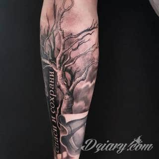 Tatuaże, w których głównym motywem są drzewa to symbol wytrwałości, pięcia się do góry, twardości. Nie muszą ograniczać się do konaru. Drzewo bywa na tatuażu czymś zdecydowanie bardziej znaczącym.