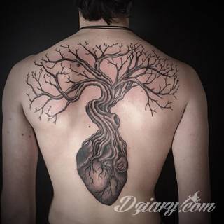 Tatuaże, w których głównym motywem są drzewa to symbol wytrwałości, pięcia się do góry, twardości. Nie muszą ograniczać się do konaru. Drzewo bywa na tatuażu czymś zdecydowanie bardziej znaczącym.