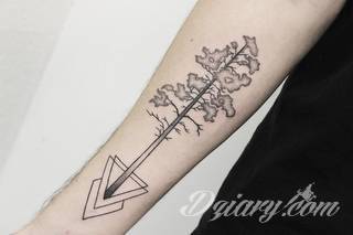 Tatuaże, w których głównym motywem są drzewa to symbol wytrwałości, pięcia się do góry, twardości. Nie muszą ograniczać się do konaru. Drzewo bywa na tatuażu czymś zdecydowanie bardziej znaczącym.