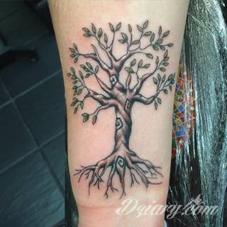 Tatuaże, w których głównym motywem są drzewa to symbol wytrwałości, pięcia się do góry, twardości. Nie muszą ograniczać się do konaru. Drzewo bywa na tatuażu czymś zdecydowanie bardziej znaczącym.