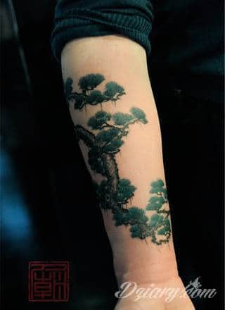 Tatuaże, w których głównym motywem są drzewa to symbol wytrwałości, pięcia się do góry, twardości. Nie muszą ograniczać się do konaru. Drzewo bywa na tatuażu czymś zdecydowanie bardziej znaczącym.
