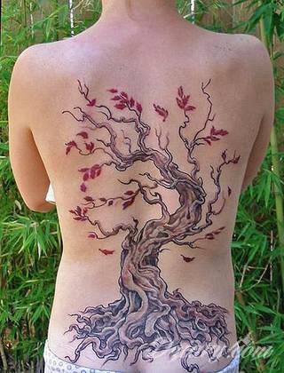 Tatuaże, w których głównym motywem są drzewa to symbol wytrwałości, pięcia się do góry, twardości. Nie muszą ograniczać się do konaru. Drzewo bywa na tatuażu czymś zdecydowanie bardziej znaczącym.