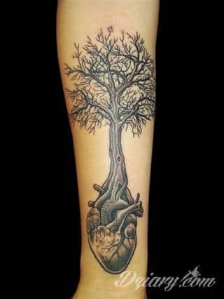 Tatuaże, w których głównym motywem są drzewa to symbol wytrwałości, pięcia się do góry, twardości. Nie muszą ograniczać się do konaru. Drzewo bywa na tatuażu czymś zdecydowanie bardziej znaczącym.