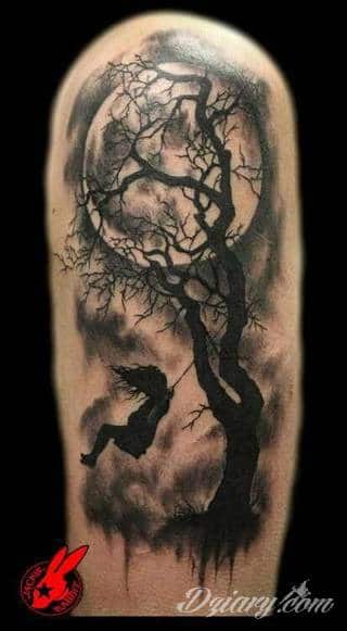 Tatuaże, w których głównym motywem są drzewa to symbol wytrwałości, pięcia się do góry, twardości. Nie muszą ograniczać się do konaru. Drzewo bywa na tatuażu czymś zdecydowanie bardziej znaczącym.