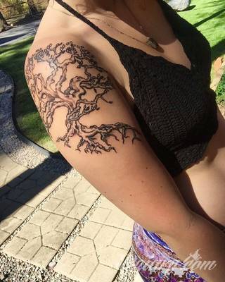 Tatuaże, w których głównym motywem są drzewa to symbol wytrwałości, pięcia się do góry, twardości. Nie muszą ograniczać się do konaru. Drzewo bywa na tatuażu czymś zdecydowanie bardziej znaczącym.