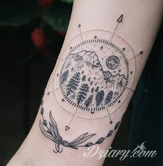 Tatuaże, w których głównym motywem są drzewa to symbol wytrwałości, pięcia się do góry, twardości. Nie muszą ograniczać się do konaru. Drzewo bywa na tatuażu czymś zdecydowanie bardziej znaczącym.