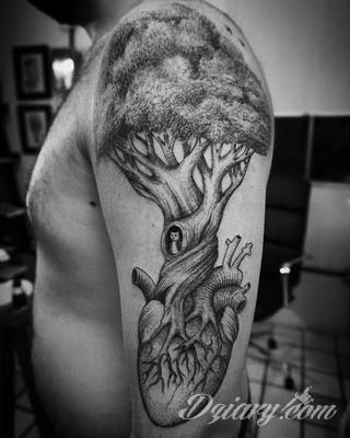 Tatuaże, w których głównym motywem są drzewa to symbol wytrwałości, pięcia się do góry, twardości. Nie muszą ograniczać się do konaru. Drzewo bywa na tatuażu czymś zdecydowanie bardziej znaczącym.