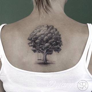 Tatuaże, w których głównym motywem są drzewa to symbol wytrwałości, pięcia się do góry, twardości. Nie muszą ograniczać się do konaru. Drzewo bywa na tatuażu czymś zdecydowanie bardziej znaczącym.