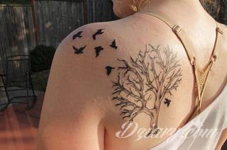 Tatuaże, w których głównym motywem są drzewa to symbol wytrwałości, pięcia się do góry, twardości. Nie muszą ograniczać się do konaru. Drzewo bywa na tatuażu czymś zdecydowanie bardziej znaczącym.
