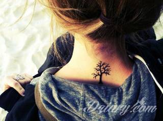 Tatuaże, w których głównym motywem są drzewa to symbol wytrwałości, pięcia się do góry, twardości. Nie muszą ograniczać się do konaru. Drzewo bywa na tatuażu czymś zdecydowanie bardziej znaczącym.