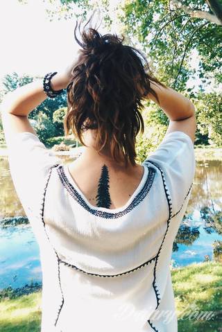 Tatuaże, w których głównym motywem są drzewa to symbol wytrwałości, pięcia się do góry, twardości. Nie muszą ograniczać się do konaru. Drzewo bywa na tatuażu czymś zdecydowanie bardziej znaczącym.