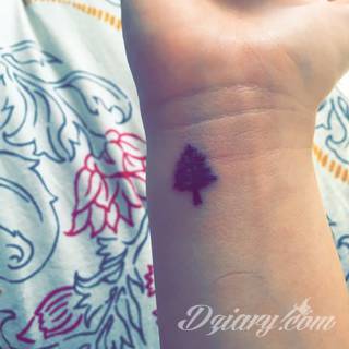 Tatuaże, w których głównym motywem są drzewa to symbol wytrwałości, pięcia się do góry, twardości. Nie muszą ograniczać się do konaru. Drzewo bywa na tatuażu czymś zdecydowanie bardziej znaczącym.