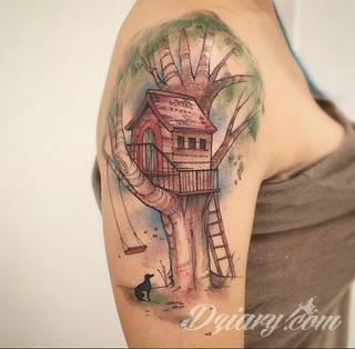 Tatuaże, w których głównym motywem są drzewa to symbol wytrwałości, pięcia się do góry, twardości. Nie muszą ograniczać się do konaru. Drzewo bywa na tatuażu czymś zdecydowanie bardziej znaczącym.