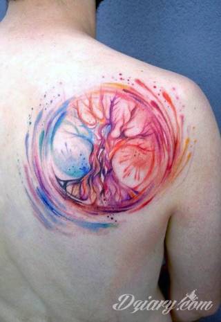 Tatuaże, w których głównym motywem są drzewa to symbol wytrwałości, pięcia się do góry, twardości. Nie muszą ograniczać się do konaru. Drzewo bywa na tatuażu czymś zdecydowanie bardziej znaczącym.