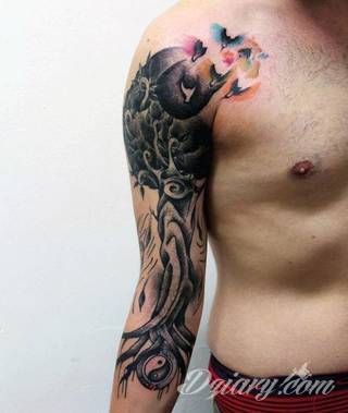 Tatuaże, w których głównym motywem są drzewa to symbol wytrwałości, pięcia się do góry, twardości. Nie muszą ograniczać się do konaru. Drzewo bywa na tatuażu czymś zdecydowanie bardziej znaczącym.