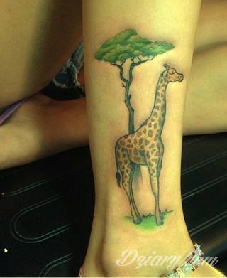 Tatuaże, w których głównym motywem są drzewa to symbol wytrwałości, pięcia się do góry, twardości. Nie muszą ograniczać się do konaru. Drzewo bywa na tatuażu czymś zdecydowanie bardziej znaczącym.