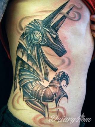 Tatuaże egipskie nawiązują do faraonów, piramid, wizerunku Sfinksa i starożytnych masek oraz symboli. Przekazują ukrytą we wzorze wiadomość tylko dla wtajemniczonych tworząc prawdziwy egipski sekret na skórze. 