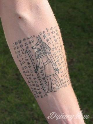 Tatuaże egipskie nawiązują do faraonów, piramid, wizerunku Sfinksa i starożytnych masek oraz symboli. Przekazują ukrytą we wzorze wiadomość tylko dla wtajemniczonych tworząc prawdziwy egipski sekret na skórze. 
