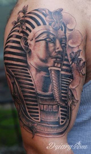 Tatuaże egipskie nawiązują do faraonów, piramid, wizerunku Sfinksa i starożytnych masek oraz symboli. Przekazują ukrytą we wzorze wiadomość tylko dla wtajemniczonych tworząc prawdziwy egipski sekret na skórze. 