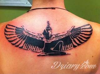 Tatuaże egipskie nawiązują do faraonów, piramid, wizerunku Sfinksa i starożytnych masek oraz symboli. Przekazują ukrytą we wzorze wiadomość tylko dla wtajemniczonych tworząc prawdziwy egipski sekret na skórze. 