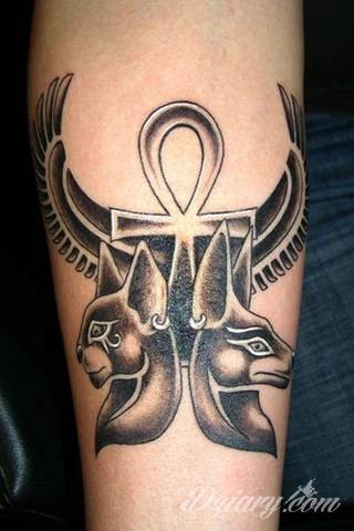 Tatuaże egipskie nawiązują do faraonów, piramid, wizerunku Sfinksa i starożytnych masek oraz symboli. Przekazują ukrytą we wzorze wiadomość tylko dla wtajemniczonych tworząc prawdziwy egipski sekret na skórze. 