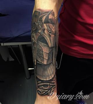 Tatuaże egipskie nawiązują do faraonów, piramid, wizerunku Sfinksa i starożytnych masek oraz symboli. Przekazują ukrytą we wzorze wiadomość tylko dla wtajemniczonych tworząc prawdziwy egipski sekret na skórze. 