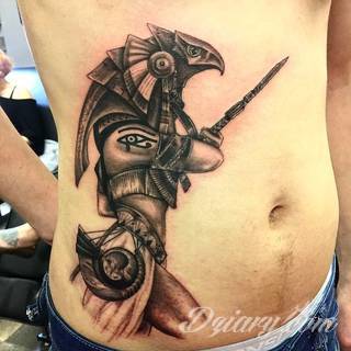 Tatuaże egipskie nawiązują do faraonów, piramid, wizerunku Sfinksa i starożytnych masek oraz symboli. Przekazują ukrytą we wzorze wiadomość tylko dla wtajemniczonych tworząc prawdziwy egipski sekret na skórze. 