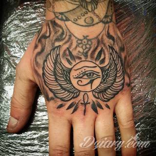 Tatuaże egipskie nawiązują do faraonów, piramid, wizerunku Sfinksa i starożytnych masek oraz symboli. Przekazują ukrytą we wzorze wiadomość tylko dla wtajemniczonych tworząc prawdziwy egipski sekret na skórze. 