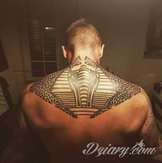 Tatuaże egipskie nawiązują do faraonów, piramid, wizerunku Sfinksa i starożytnych masek oraz symboli. Przekazują ukrytą we wzorze wiadomość tylko dla wtajemniczonych tworząc prawdziwy egipski sekret na skórze. 