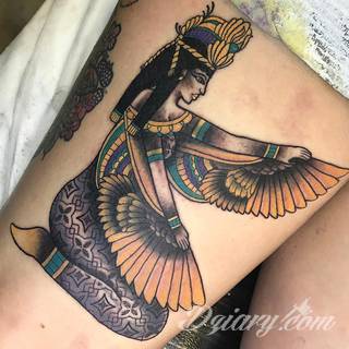 Tatuaże egipskie nawiązują do faraonów, piramid, wizerunku Sfinksa i starożytnych masek oraz symboli. Przekazują ukrytą we wzorze wiadomość tylko dla wtajemniczonych tworząc prawdziwy egipski sekret na skórze. 