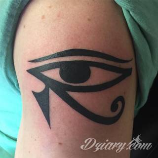 Tatuaże egipskie nawiązują do faraonów, piramid, wizerunku Sfinksa i starożytnych masek oraz symboli. Przekazują ukrytą we wzorze wiadomość tylko dla wtajemniczonych tworząc prawdziwy egipski sekret na skórze. 