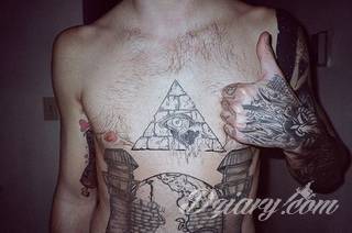 Tatuaże egipskie nawiązują do faraonów, piramid, wizerunku Sfinksa i starożytnych masek oraz symboli. Przekazują ukrytą we wzorze wiadomość tylko dla wtajemniczonych tworząc prawdziwy egipski sekret na skórze. 