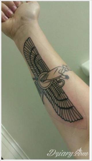 Tatuaże egipskie nawiązują do faraonów, piramid, wizerunku Sfinksa i starożytnych masek oraz symboli. Przekazują ukrytą we wzorze wiadomość tylko dla wtajemniczonych tworząc prawdziwy egipski sekret na skórze. 