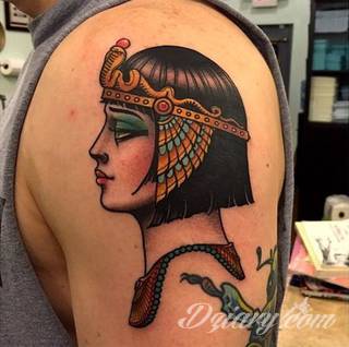 Tatuaże egipskie nawiązują do faraonów, piramid, wizerunku Sfinksa i starożytnych masek oraz symboli. Przekazują ukrytą we wzorze wiadomość tylko dla wtajemniczonych tworząc prawdziwy egipski sekret na skórze. 