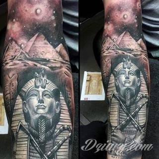 Tatuaże egipskie nawiązują do faraonów, piramid, wizerunku Sfinksa i starożytnych masek oraz symboli. Przekazują ukrytą we wzorze wiadomość tylko dla wtajemniczonych tworząc prawdziwy egipski sekret na skórze. 