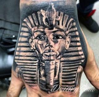 Tatuaże egipskie nawiązują do faraonów, piramid, wizerunku Sfinksa i starożytnych masek oraz symboli. Przekazują ukrytą we wzorze wiadomość tylko dla wtajemniczonych tworząc prawdziwy egipski sekret na skórze. 