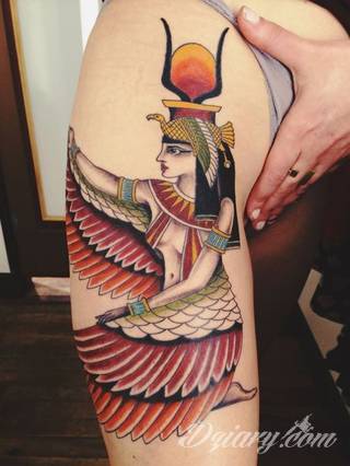 Tatuaże egipskie nawiązują do faraonów, piramid, wizerunku Sfinksa i starożytnych masek oraz symboli. Przekazują ukrytą we wzorze wiadomość tylko dla wtajemniczonych tworząc prawdziwy egipski sekret na skórze. 