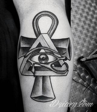 Tatuaże egipskie nawiązują do faraonów, piramid, wizerunku Sfinksa i starożytnych masek oraz symboli. Przekazują ukrytą we wzorze wiadomość tylko dla wtajemniczonych tworząc prawdziwy egipski sekret na skórze. 