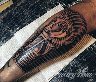 Tatuaże egipskie nawiązują do faraonów, piramid, wizerunku Sfinksa i starożytnych masek oraz symboli. Przekazują ukrytą we wzorze wiadomość tylko dla wtajemniczonych tworząc prawdziwy egipski sekret na skórze. 