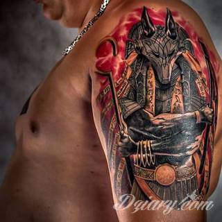 Tatuaże egipskie nawiązują do faraonów, piramid, wizerunku Sfinksa i starożytnych masek oraz symboli. Przekazują ukrytą we wzorze wiadomość tylko dla wtajemniczonych tworząc prawdziwy egipski sekret na skórze. 