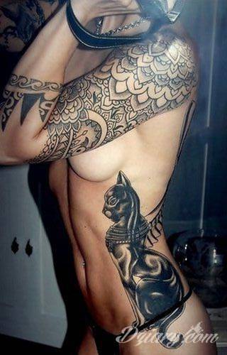 Tatuaże egipskie nawiązują do faraonów, piramid, wizerunku Sfinksa i starożytnych masek oraz symboli. Przekazują ukrytą we wzorze wiadomość tylko dla wtajemniczonych tworząc prawdziwy egipski sekret na skórze. 