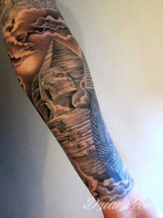 Tatuaże egipskie nawiązują do faraonów, piramid, wizerunku Sfinksa i starożytnych masek oraz symboli. Przekazują ukrytą we wzorze wiadomość tylko dla wtajemniczonych tworząc prawdziwy egipski sekret na skórze. 