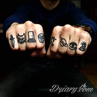 Tatuaże egipskie nawiązują do faraonów, piramid, wizerunku Sfinksa i starożytnych masek oraz symboli. Przekazują ukrytą we wzorze wiadomość tylko dla wtajemniczonych tworząc prawdziwy egipski sekret na skórze. 