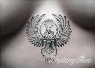 Tatuaże egipskie nawiązują do faraonów, piramid, wizerunku Sfinksa i starożytnych masek oraz symboli. Przekazują ukrytą we wzorze wiadomość tylko dla wtajemniczonych tworząc prawdziwy egipski sekret na skórze. 