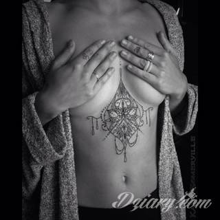 Tatuaże egipskie nawiązują do faraonów, piramid, wizerunku Sfinksa i starożytnych masek oraz symboli. Przekazują ukrytą we wzorze wiadomość tylko dla wtajemniczonych tworząc prawdziwy egipski sekret na skórze. 