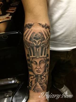 Tatuaże egipskie nawiązują do faraonów, piramid, wizerunku Sfinksa i starożytnych masek oraz symboli. Przekazują ukrytą we wzorze wiadomość tylko dla wtajemniczonych tworząc prawdziwy egipski sekret na skórze. 