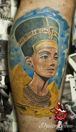 Tatuaże egipskie nawiązują do faraonów, piramid, wizerunku Sfinksa i starożytnych masek oraz symboli. Przekazują ukrytą we wzorze wiadomość tylko dla wtajemniczonych tworząc prawdziwy egipski sekret na skórze. 